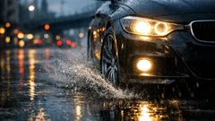 Autofahren bei Regen: Wann Abblendlicht Pflicht ist und welche Fehler viele machen