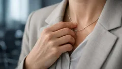 Warum du im Gespräch an den Hals fasst und was deine Körpersprache über Nervosität verrät