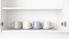 Tassen richtig lagern: der einfache Trick, der im Küchenschrank sofort Platz schafft